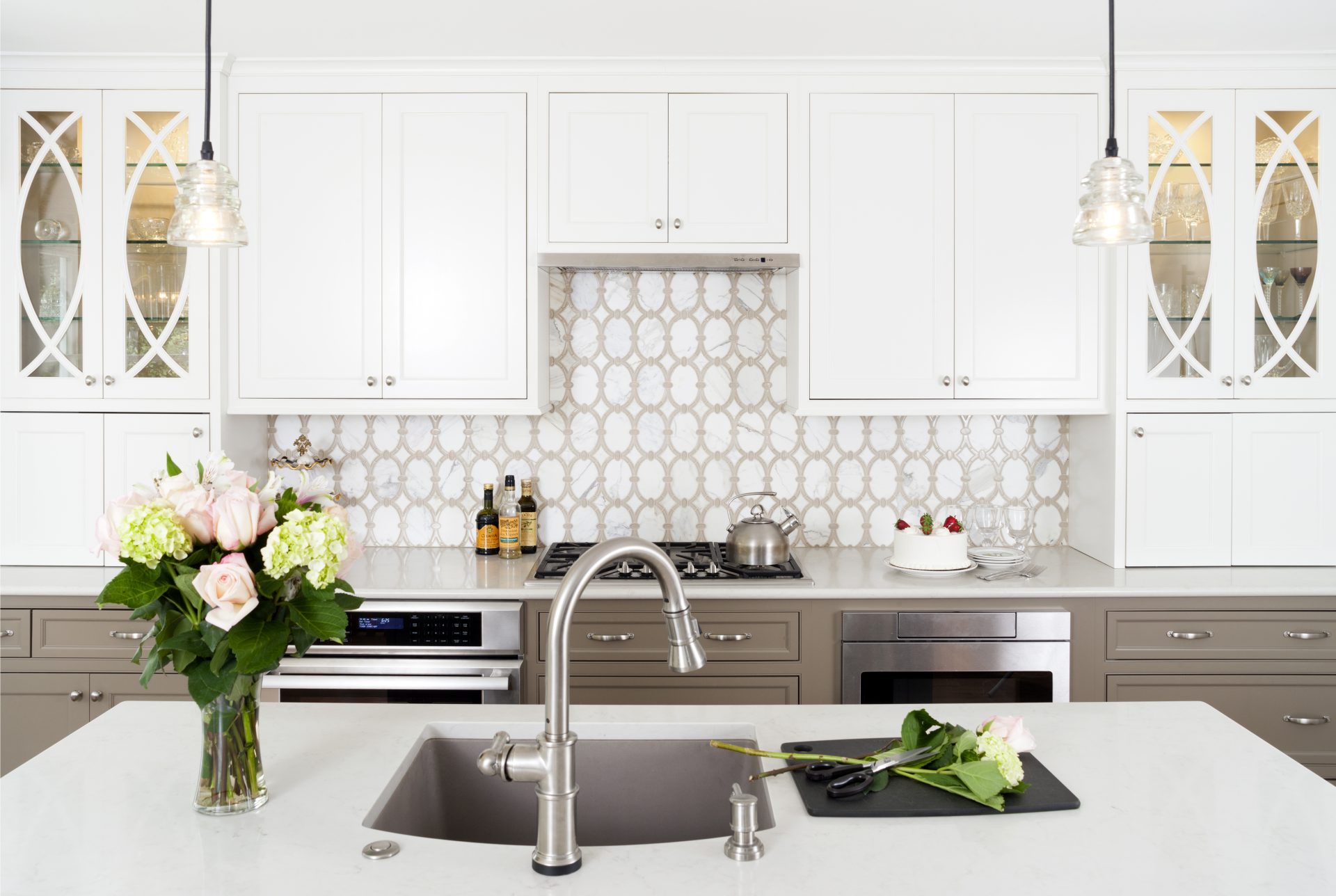 White kitchen with patterned backsplash