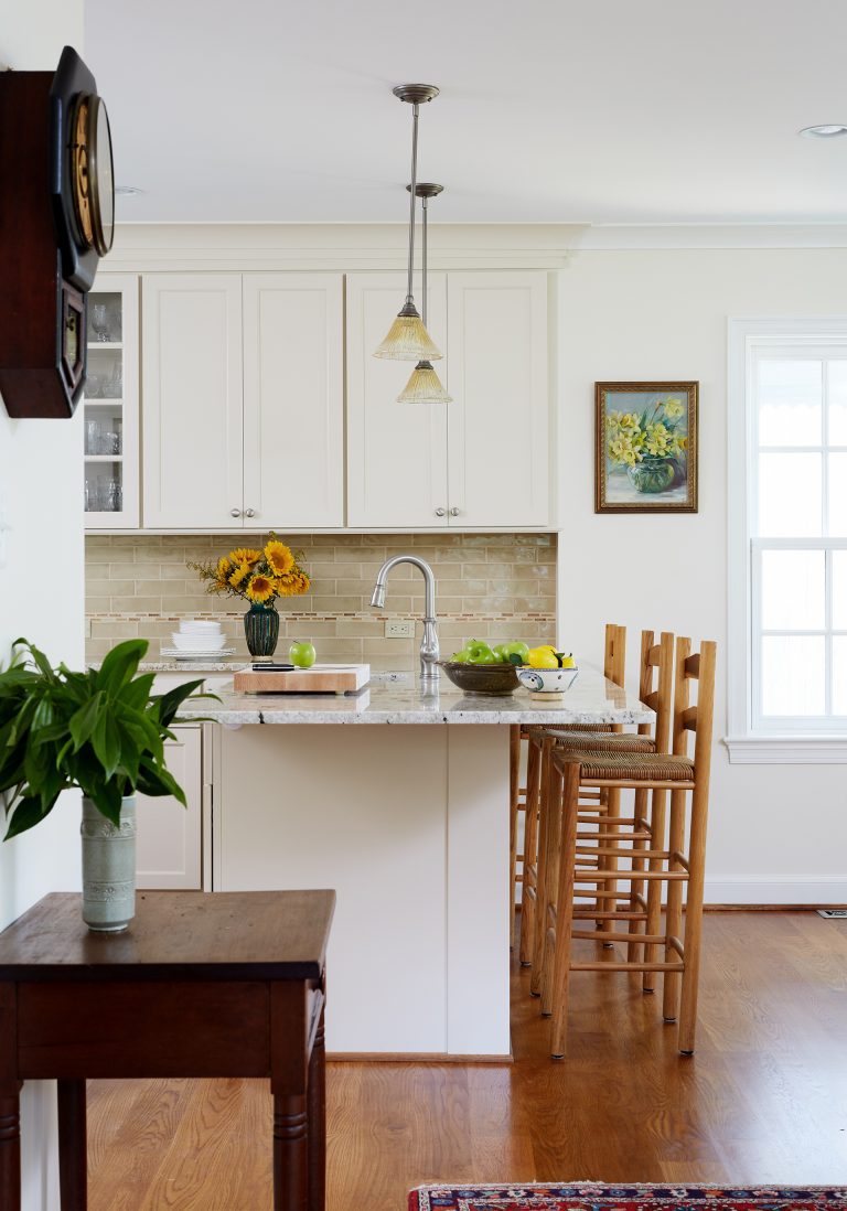 classic kitchen open floorplan peninsula with seating pendant lighting