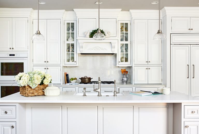 white kitchen island with farmhouse sink, hanging 3 pendant kitchen lights