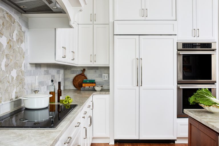 transitional kitchen with white cabinet with pull handles and pull drawers