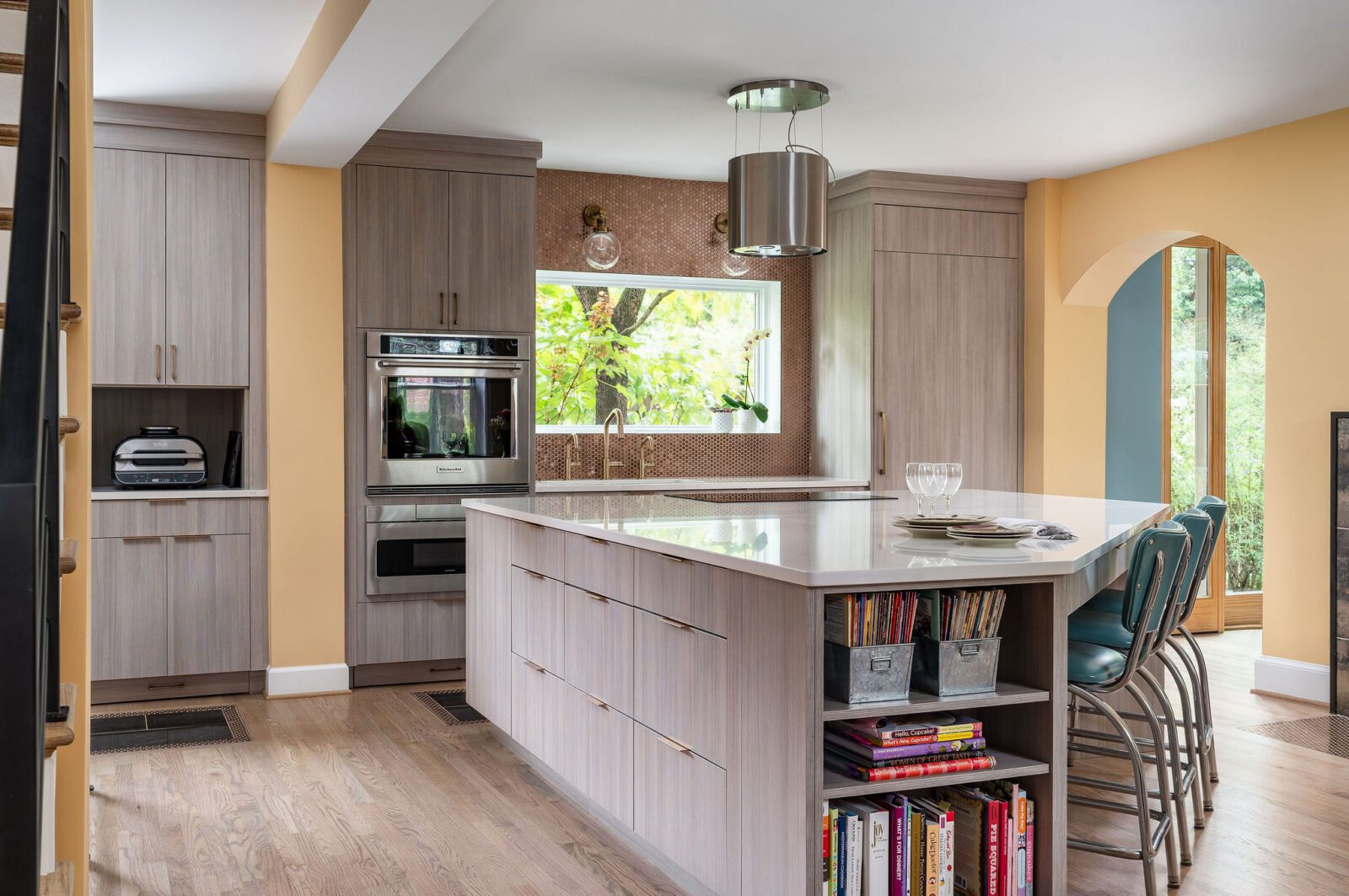 A Kitchen Renovation That Shines with Creativity and Comfort - Case ...