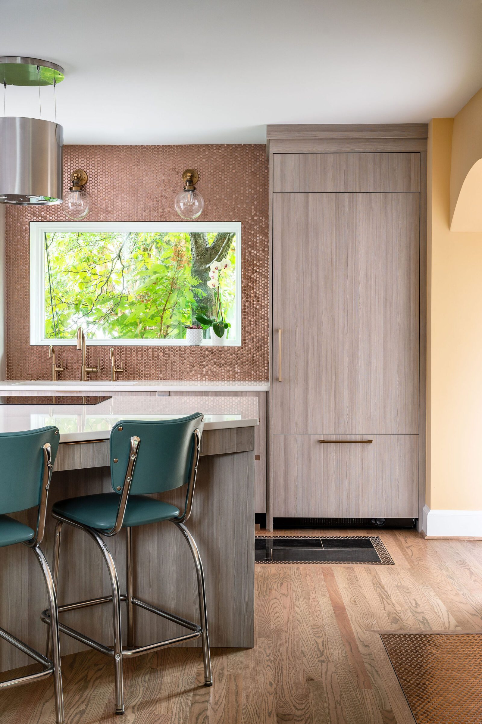 A Kitchen Renovation That Shines with Creativity and Comfort - Case ...